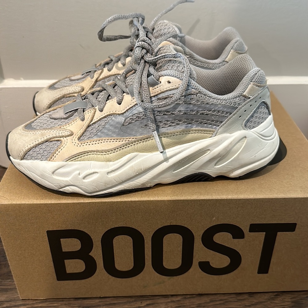 Yeezy boost 700 Cream - Picture 2 of 3